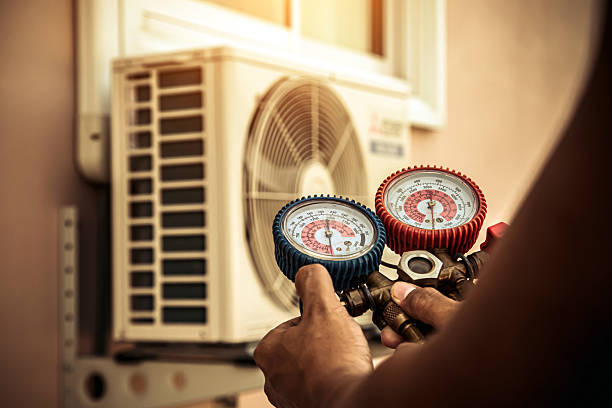 Professional Hvac technician working in Monmouth, IL